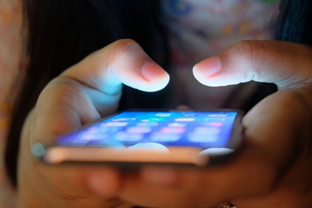 Evita las distracciones para no procrastinar al organizarte bien mientras teletrabajas desde casa