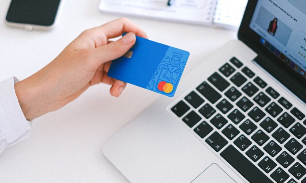 Comisiones por uso de tarjetas de débito y crédito
