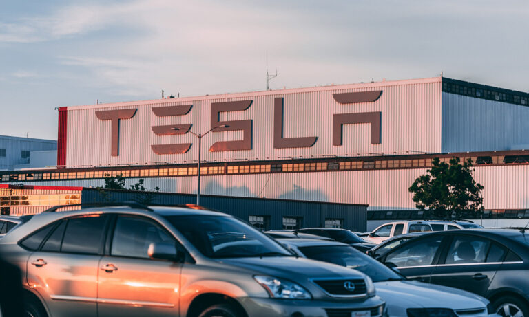 Tesla ya es la empresa de automóviles más valorada del mundo