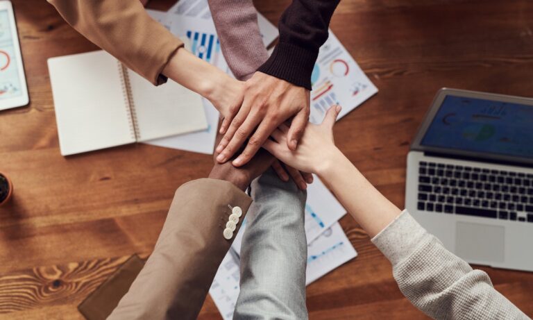 Las habilidades comunicativas para trabajar en equipo son indispensables para llevar un proyecto a buen término