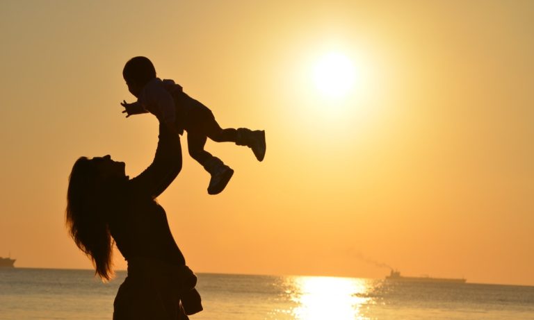 En el teléfono gratuito de ayuda a la madre trabajadora se puede solicitar la deducción por hijos menores de 3 años