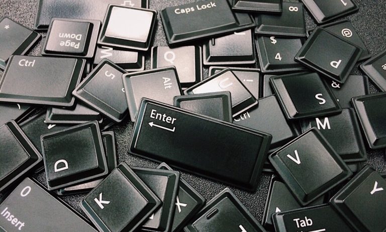 Antes de escoger el teclado inalámbrico, fíjate de la batería del mismo